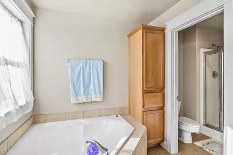 Bath - 2440 NW 2nd St, Bend, OR 97703 photo 3 of 4