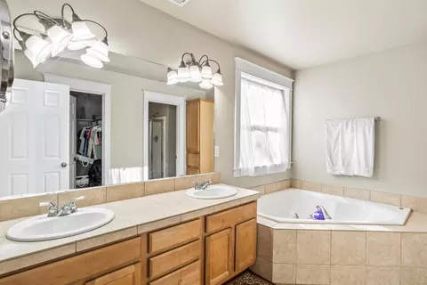 Bath - 2440 NW 2nd St, Bend, OR 97703 photo 2 of 4