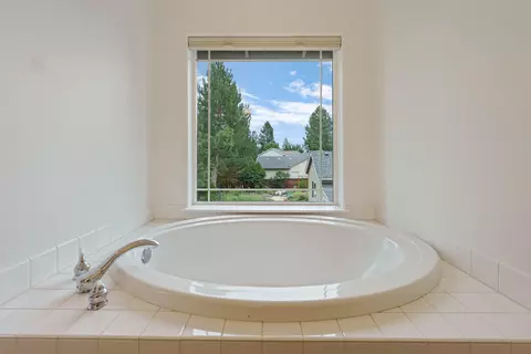Bath - 19889 Powers Rd, Bend, OR 97702 photo 2 of 3