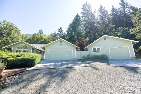 1355 Summit Loop, Grants Pass, OR 97527
