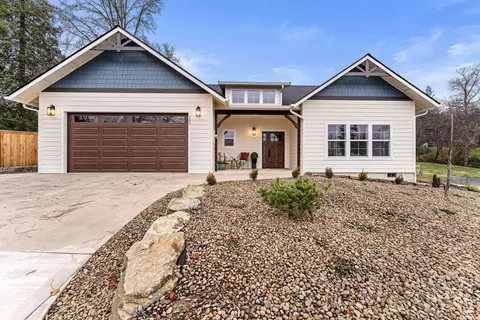 142 NW Crest Dr, Grants Pass, OR 97526