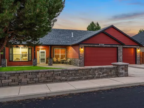 2700 NW 19th St, Redmond, OR 97756