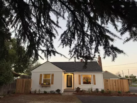 1736 W Stewart Ave, Medford, OR 97501
