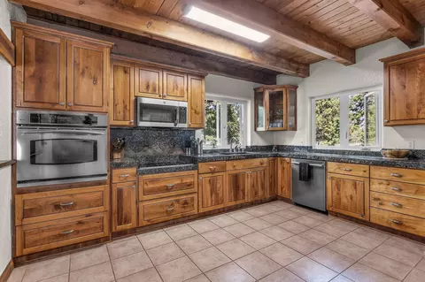 Kitchen - 61235 Ward Rd, Bend, OR 97702 photo 2 of 5