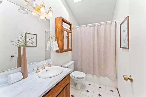 Bath - 17845 Plainview Rd, Bend, OR 97703 photo 2 of 5