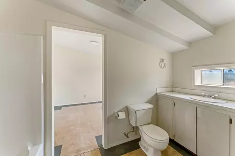Bath - 17845 Plainview Rd, Bend, OR 97703 photo 4 of 5