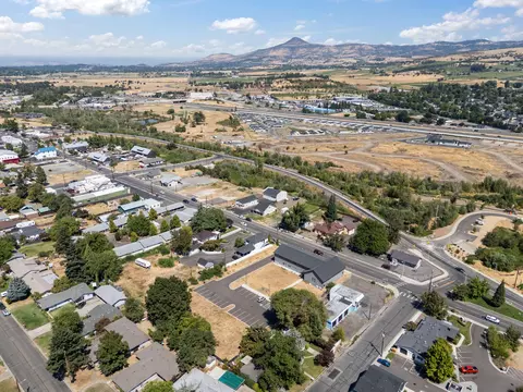 133 S Main St, Phoenix, OR 97535 photo 52