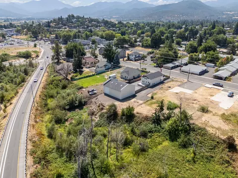 133 S Main St, Phoenix, OR 97535 photo 57