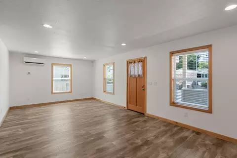 133 S Main St, Phoenix, OR 97535 photo 7