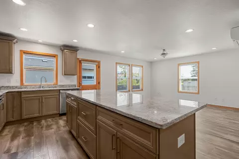 133 S Main St, Phoenix, OR 97535 photo 11