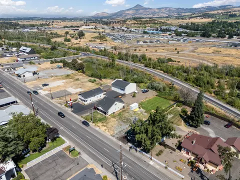 133 S Main St, Phoenix, OR 97535 photo 56