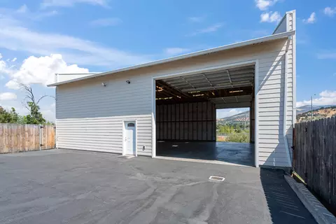 133 S Main St, Phoenix, OR 97535 photo 37