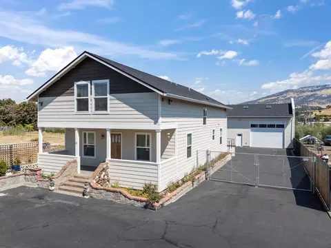 133 S Main St, Phoenix, OR 97535