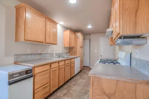 Kitchen - 3318 Hoona Dr, Bend, OR 97701 photo 2 of 3