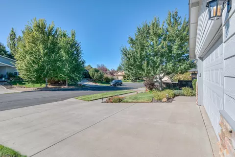 Exterior - 3318 Hoona Dr, Bend, OR 97701 photo 4 of 11