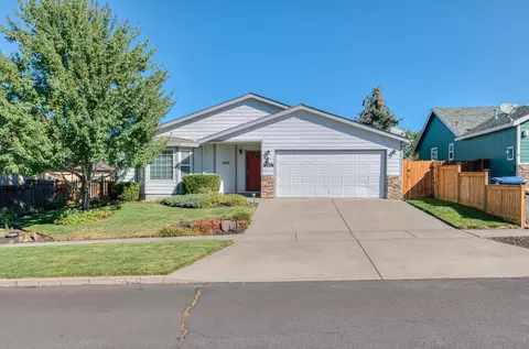 Exterior - 3318 Hoona Dr, Bend, OR 97701 photo 2 of 11