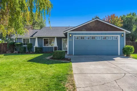 2228 SW Stonehedge Ct, Redmond, OR 97756
