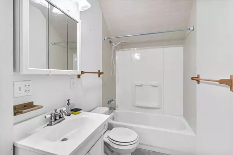 Bath - 238 Gilbert Ave, Glendale, OR 97442 photo 1 of 3