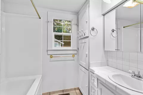 Bath - 238 Gilbert Ave, Glendale, OR 97442 photo 2 of 3