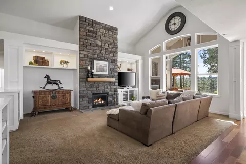 Living - 61375 Huckleberry Pl, Bend, OR 97702 photo 2 of 3