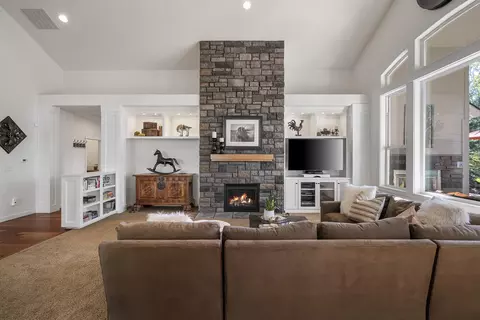 Living - 61375 Huckleberry Pl, Bend, OR 97702 photo 3 of 3