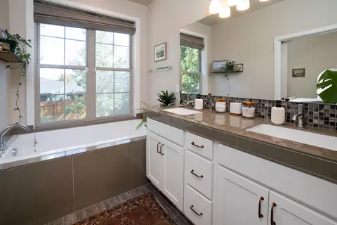 Bath - 63182 Iner Loop, Bend, OR 97701 photo 2 of 4