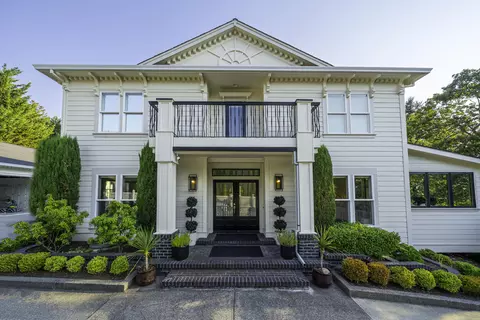 381 Stanford Ave, Medford, OR 97504