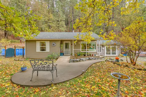 7196 Evans Creek Rd, Rogue River, OR 97537