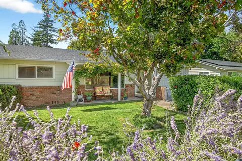 120 Jacoby St, Gold Hill, OR 97525