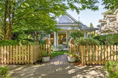 939 B St, Ashland, OR 97520