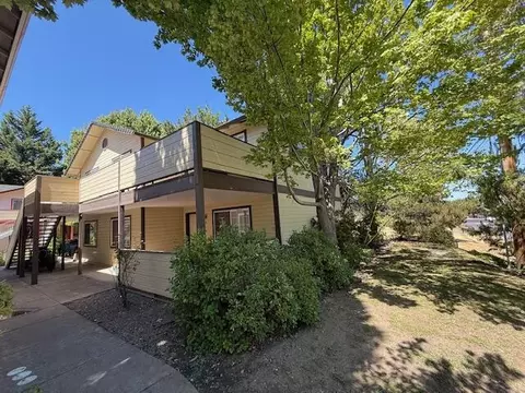889 Valley View Dr, Medford, OR 97504
