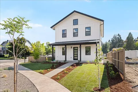390 Briscoe Pl, Ashland, OR 97520
