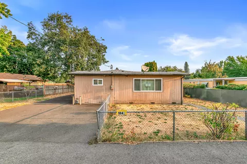 1048 W Harbeck Rd, Grants Pass, OR 97527