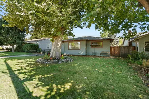 503 NE Dean Dr, Grants Pass, OR 97526