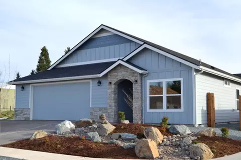 195 SW Quiet Water Ln, Grants Pass, OR 97527