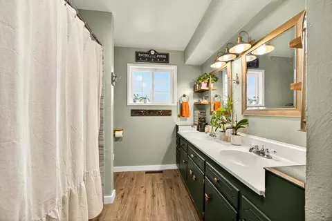 Bath - 342 Hazel St, Central Point, OR 97502 photo 1 of 2