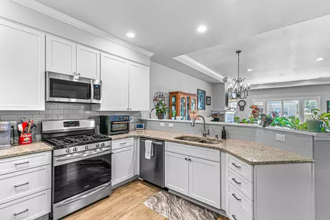 Kitchen - 448 Cheney Loop, Central Point, OR 97502 photo 2 of 3