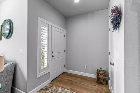 Entry Way - 448 Cheney Loop, Central Point, OR 97502 photo 1 of 3