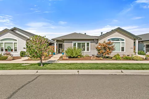 Exterior - 448 Cheney Loop, Central Point, OR 97502 photo 2 of 4