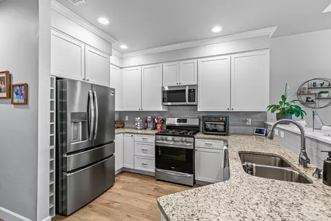 Kitchen - 448 Cheney Loop, Central Point, OR 97502 photo 1 of 3