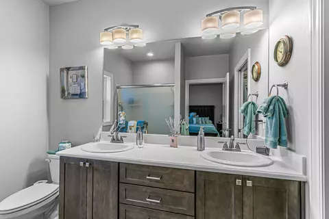 Bath - 448 Cheney Loop, Central Point, OR 97502 photo 1 of 2