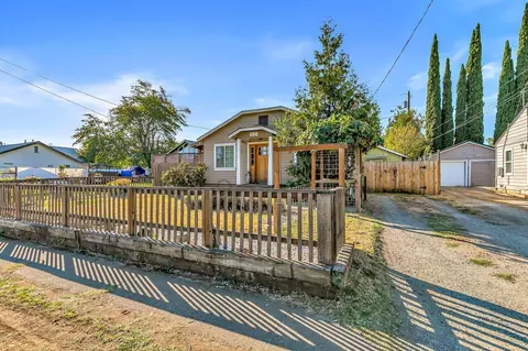 821 W 2nd St, Medford, OR 97501