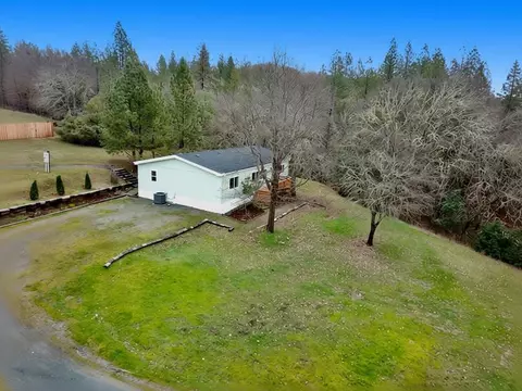 581 Azalea Dr, Grants Pass, OR 97526
