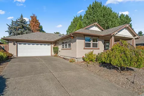 918 Schafers Ln, Grants Pass, OR 97526