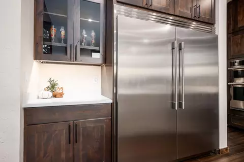 Kitchen - 56673 Glowstone Loop, Bend, OR 97707 photo 7 of 9