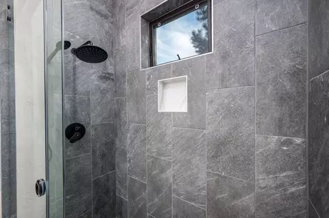 Bath - 56673 Glowstone Loop, Bend, OR 97707 photo 5 of 8