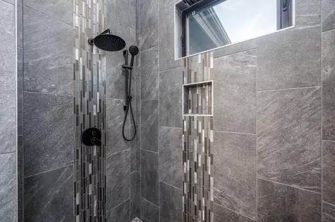 Bath - 56673 Glowstone Loop, Bend, OR 97707 photo 3 of 8