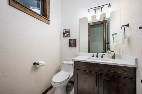 Bath - 56673 Glowstone Loop, Bend, OR 97707 photo 6 of 8