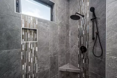 Bath - 56673 Glowstone Loop, Bend, OR 97707 photo 2 of 8