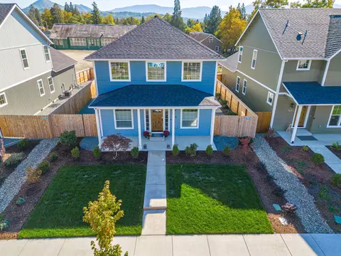 1019 SW J St SW, Grants Pass, OR 97526